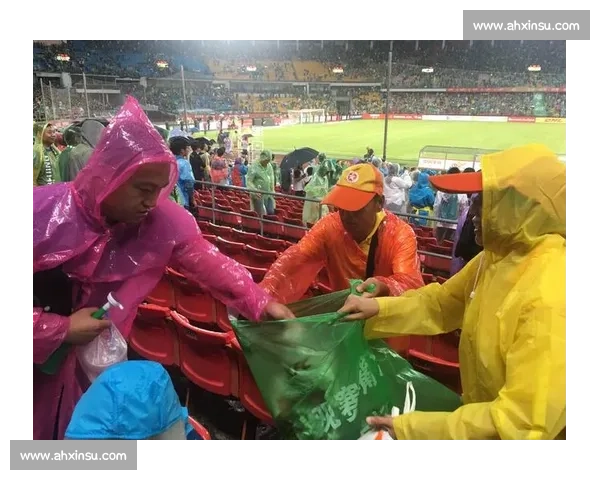 南京球迷 “人走场净” 赛场内外皆风景